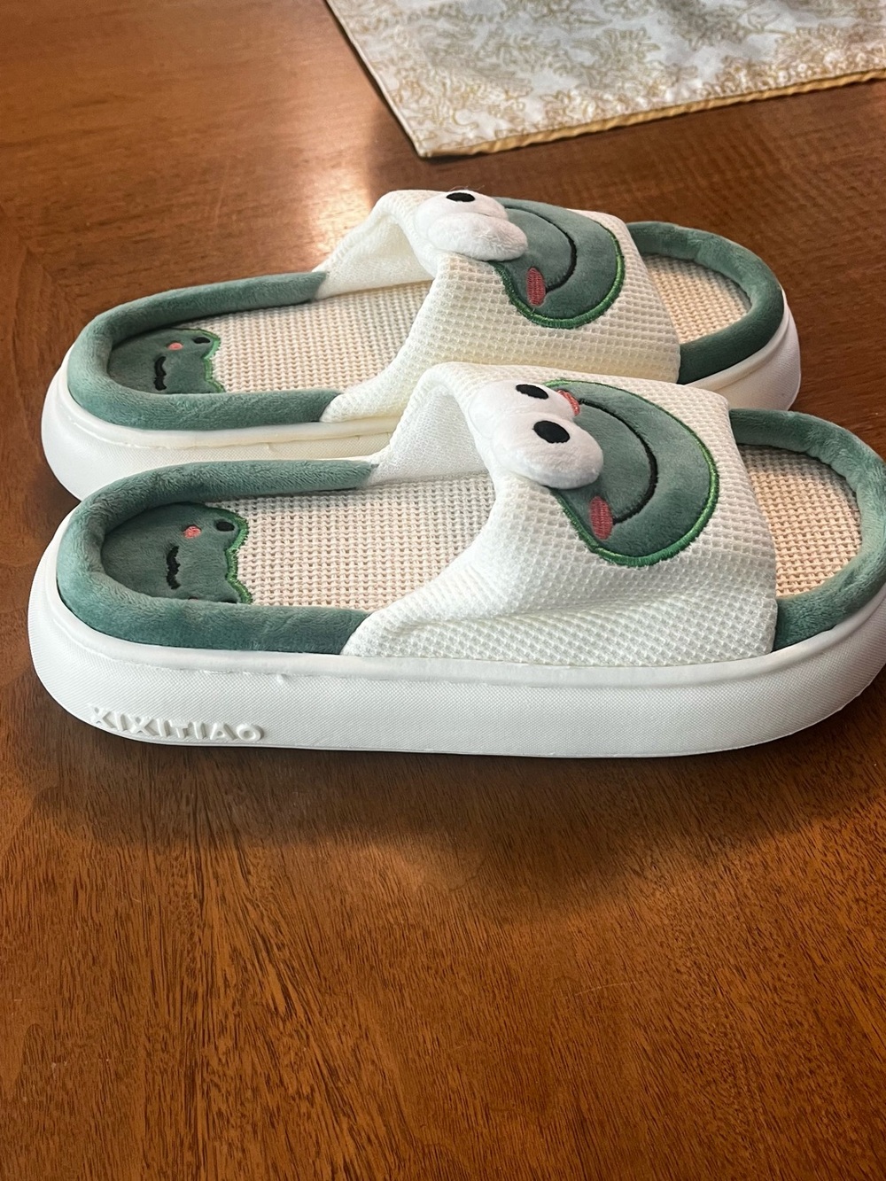 Cream and Green Frog Slide Slippers size 8.5 - Picture 2 of 6